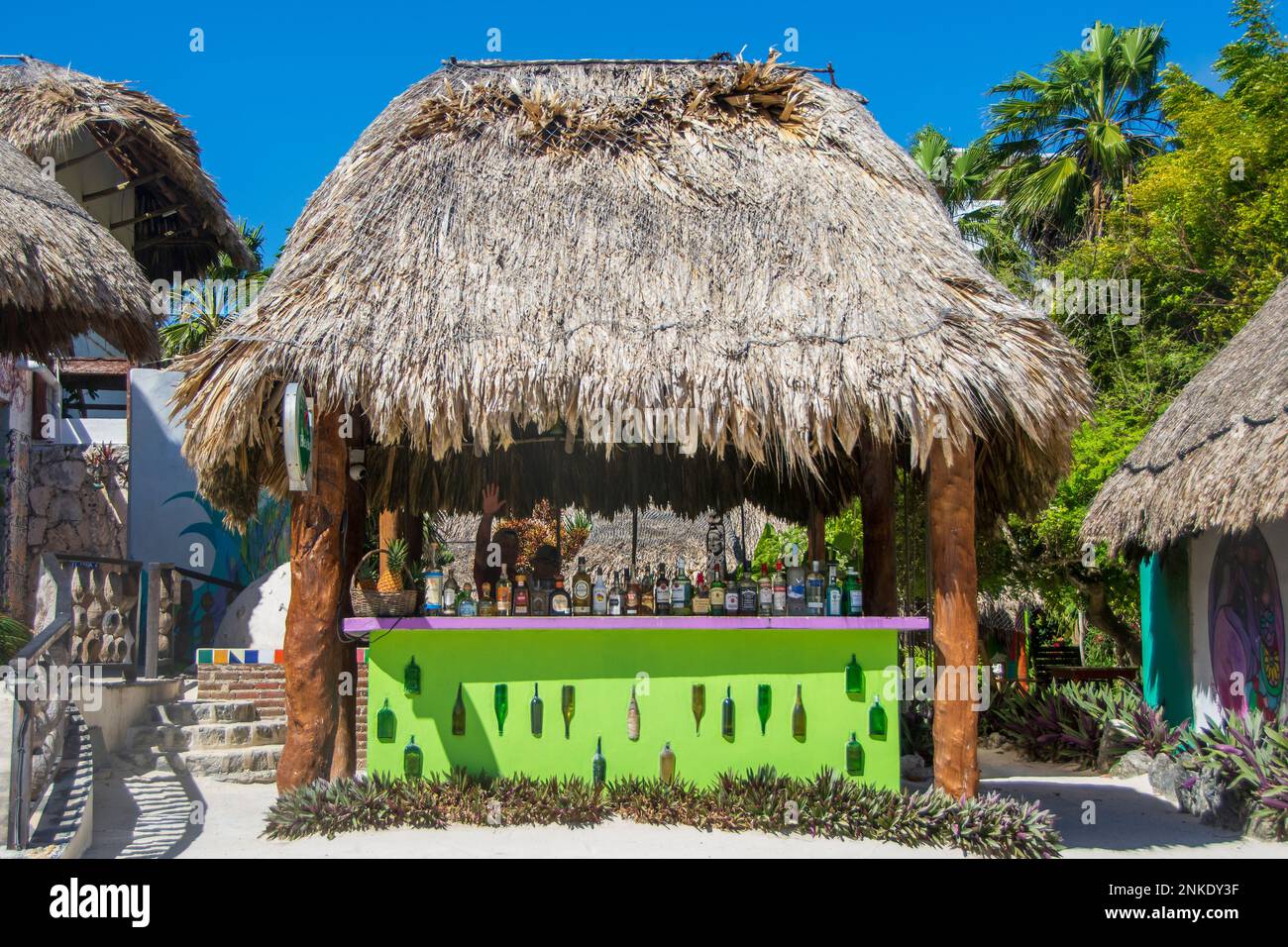 Eine Bar mit Strohdach am Strand, Costa Maya Hafen, Mexiko. Stockfoto