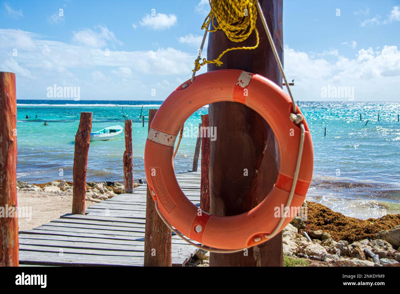 Ein Lebensretter, der an einem Pfosten hängt, Costa Maya Hafen, Mexiko. Stockfoto