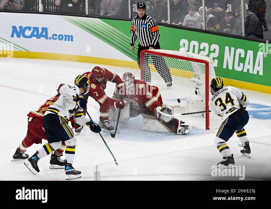 April 7, 2022: Michigan forward Thomas Bordeleau (34) ties the game with a score against Denver goaltender Magnus Chrona (30) during the NCAA Frozen Four championship semi-final ice hockey game between Denver and Michigan held at TD Garden, in Boston, Massachusetts. Eric Canha/CSM(Credit Image: © Eric Canha/CSM via ZUMA Press Wire) (Cal Sport Media via AP Images) Stockfoto