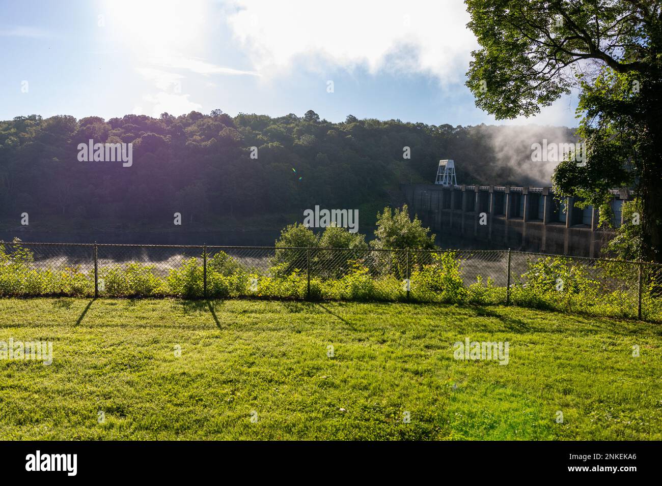 Die Wildlife Overlook Area am Conemaugh River Lake bietet Besuchern die Möglichkeit, den Damm in Saltsburg, Pennsylvania, aus einer anderen Perspektive zu betrachten. Die USA Das Armeekorps der Ingenieure im Bezirk Pittsburgh betreibt das Reservoir, um das Hochwasserrisiko in den Tälern von Conemaugh, Kiskiminetas, Lower Allegheny und Upper Ohio River zu verringern. Freizeitangebote bietet der Conemaugh River Lake den Einwohnern und Besuchern Rad- und Wanderwege, Angelmöglichkeiten und Picknickbereiche. Stockfoto
