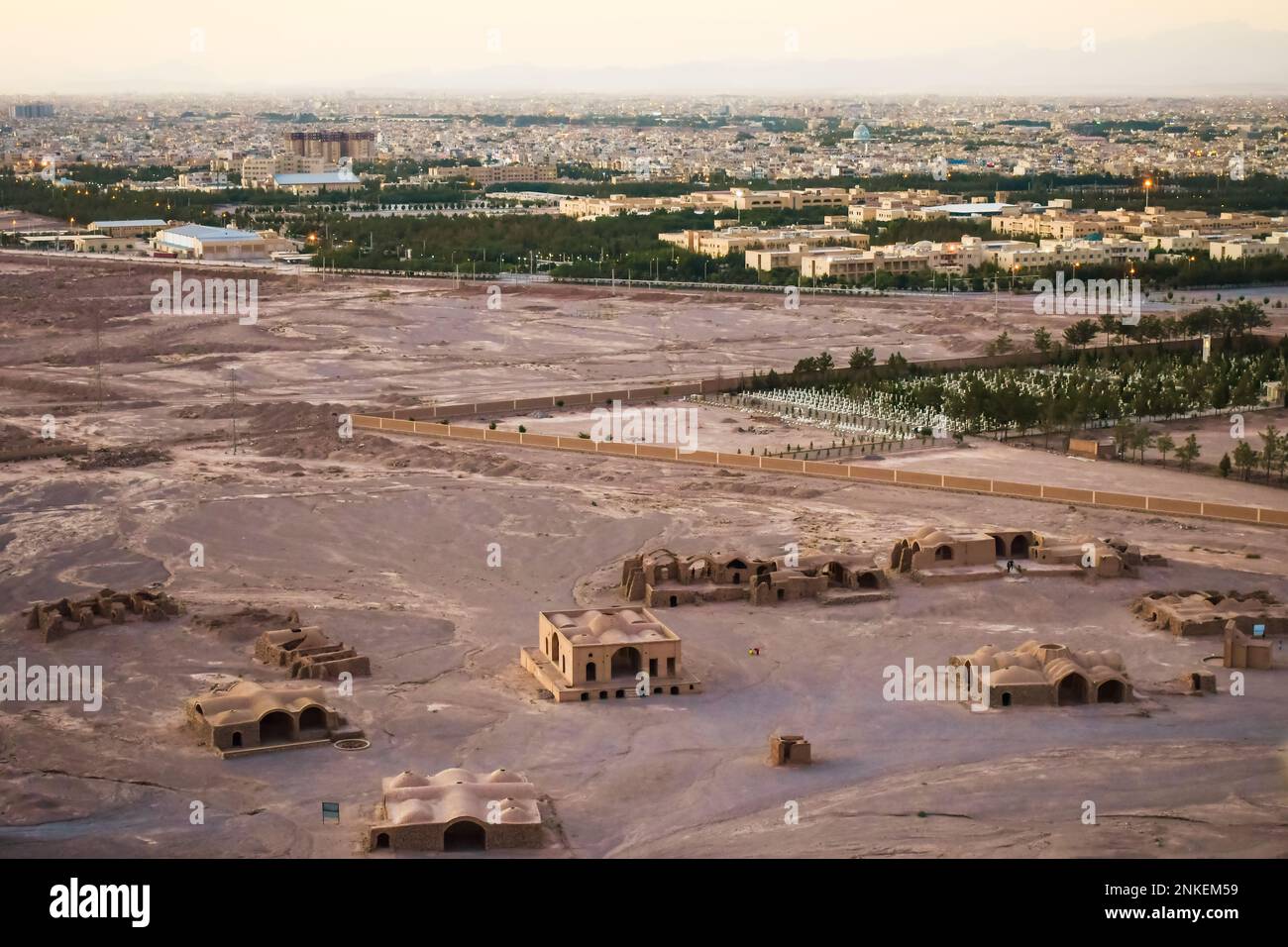 Yazd, Iran - Mai 2022: Ruinen der Zoroastrianer Dakhmeh Towers of Silence in Yazd City Stockfoto