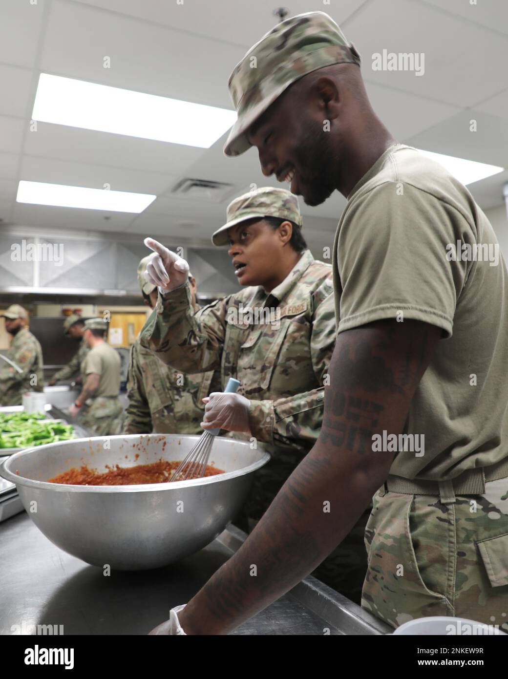 Senior Airman Angela Southward, ein Spezialist für Dienstleistungen beim 127. Streitkräfte-Hilfsgeschwader, leitet den Airman 1. Class Joshua Hatter während der Essenszubereitung an der Selfridge Air National Guard Base, Michigan, 14. August 2022. Der Service-Flug bietet Mahlzeiten, Unterkunft, Fitness und andere Unterstützungsdienste für die 1.700 Citizen-Airmen des 127. Flügels in Selfridge. Stockfoto