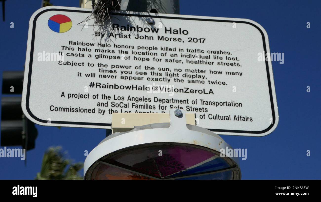 Encino, Kalifornien, USA 22. Februar 2023 Halo Rainbow Memorial for Car Crash Victimers in the Valley's Encino Commons Miracle Mile Schild am Ventura Blvd in Encino, Kalifornien, USA. Foto: Barry King/Alamy Stock Photo Stockfoto