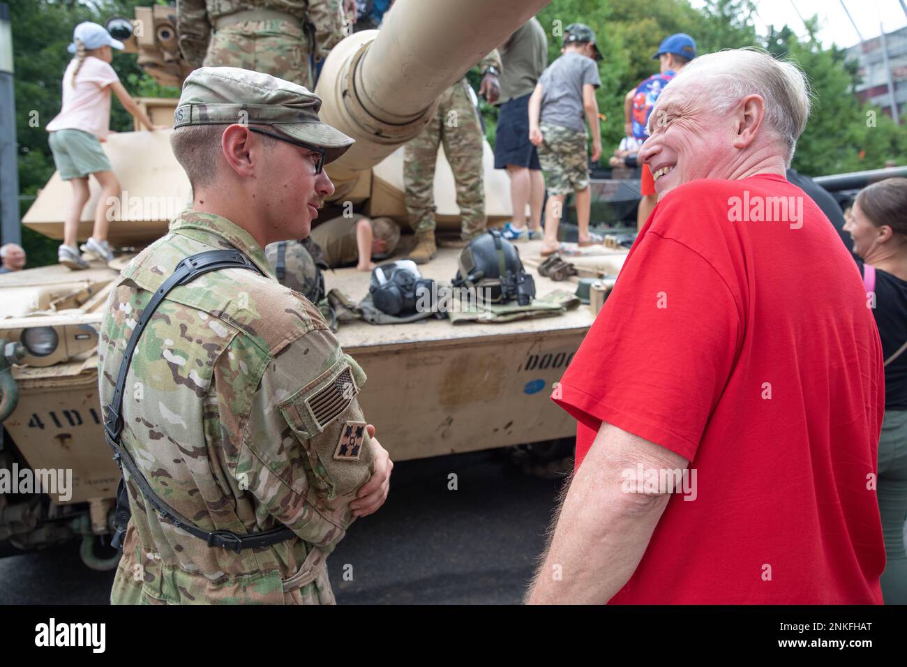 USA Kommandant des Militärpanzers, Sergeant Coy Stevens, ein M1. Panzerfahrzeug-Besatzungsmitglied, dem 1. Bataillon, dem 68. Rüstungsregiment, dem 3. Panzerbrigade-Kampfteam, der 4. Infanteriedivision, Spricht mit einem „Weekend with the Army“-Teilnehmer während eines Militärfahrzeugs zum polnischen Tag der Streitkräfte und zur Feier des 102. Jubiläums der Schlacht von Warschau am 14. August 2022 in Warschau, Polen. Am Wochenende fanden verschiedene staatliche, patriotische, religiöse, kulturelle und Unterhaltungsveranstaltungen in der Hauptstadt statt. Stockfoto