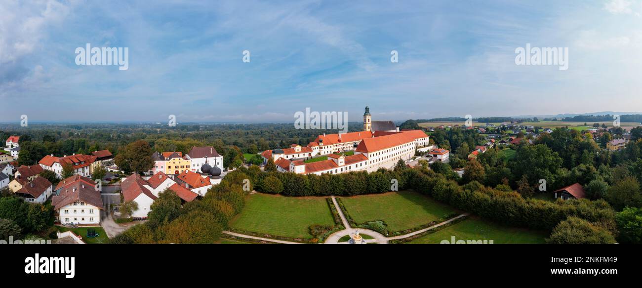 Österreich, Oberösterreich, Reichersberg, Drone Panorama des Augustiner-Chorherrenstift Reichersberg Klosters und der umliegenden Stadt Stockfoto