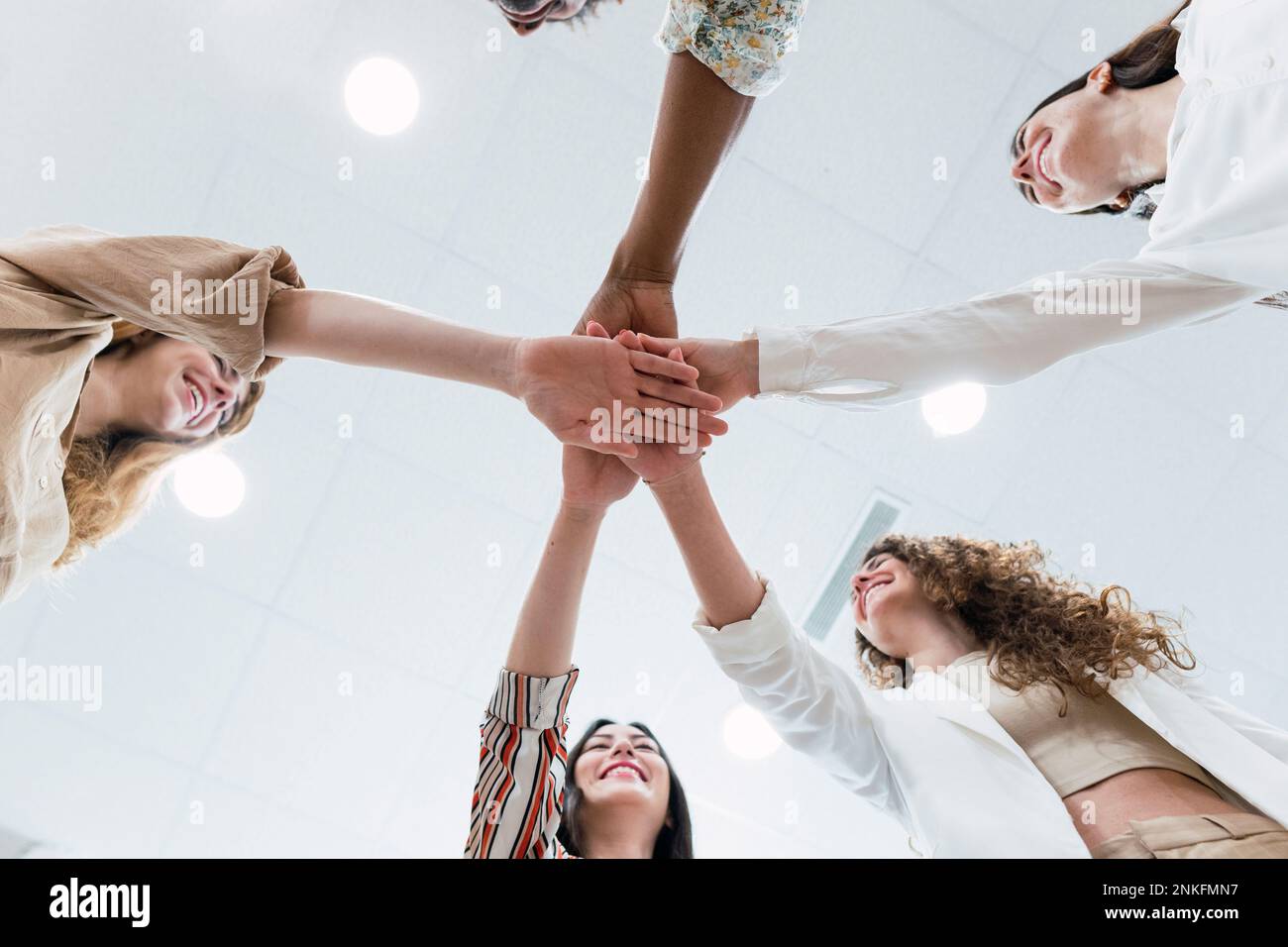 Vereintes Business-Team, das Hände stapelt Stockfoto