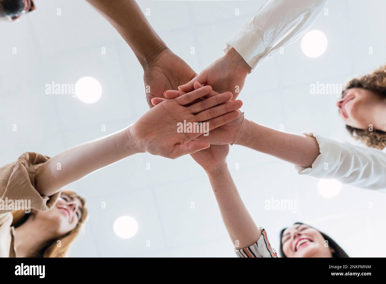 Vereintes Business-Team, das Hände stapelt Stockfoto