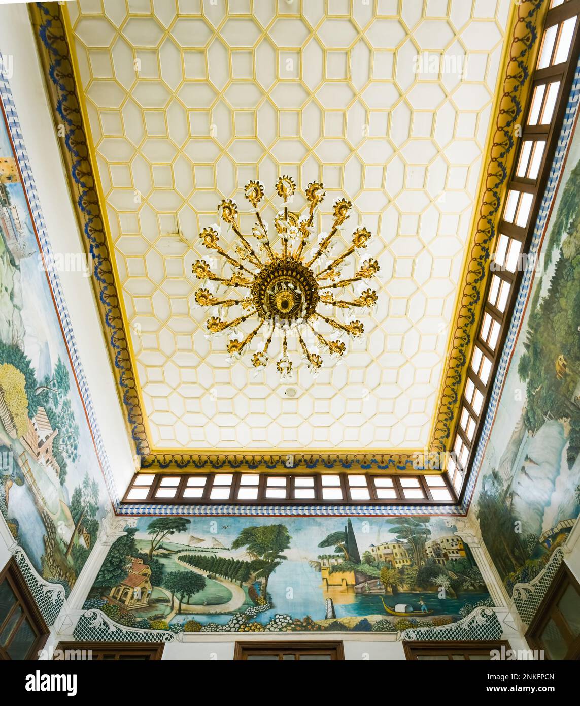 Shiraz, Iran -10. juni 2022: Fesselt das Panorama mit wunderschönen Kunstwerken. Beliebtes Touristenziel - wunderschönes Haus im Shapouri-Garten in Centra Stockfoto