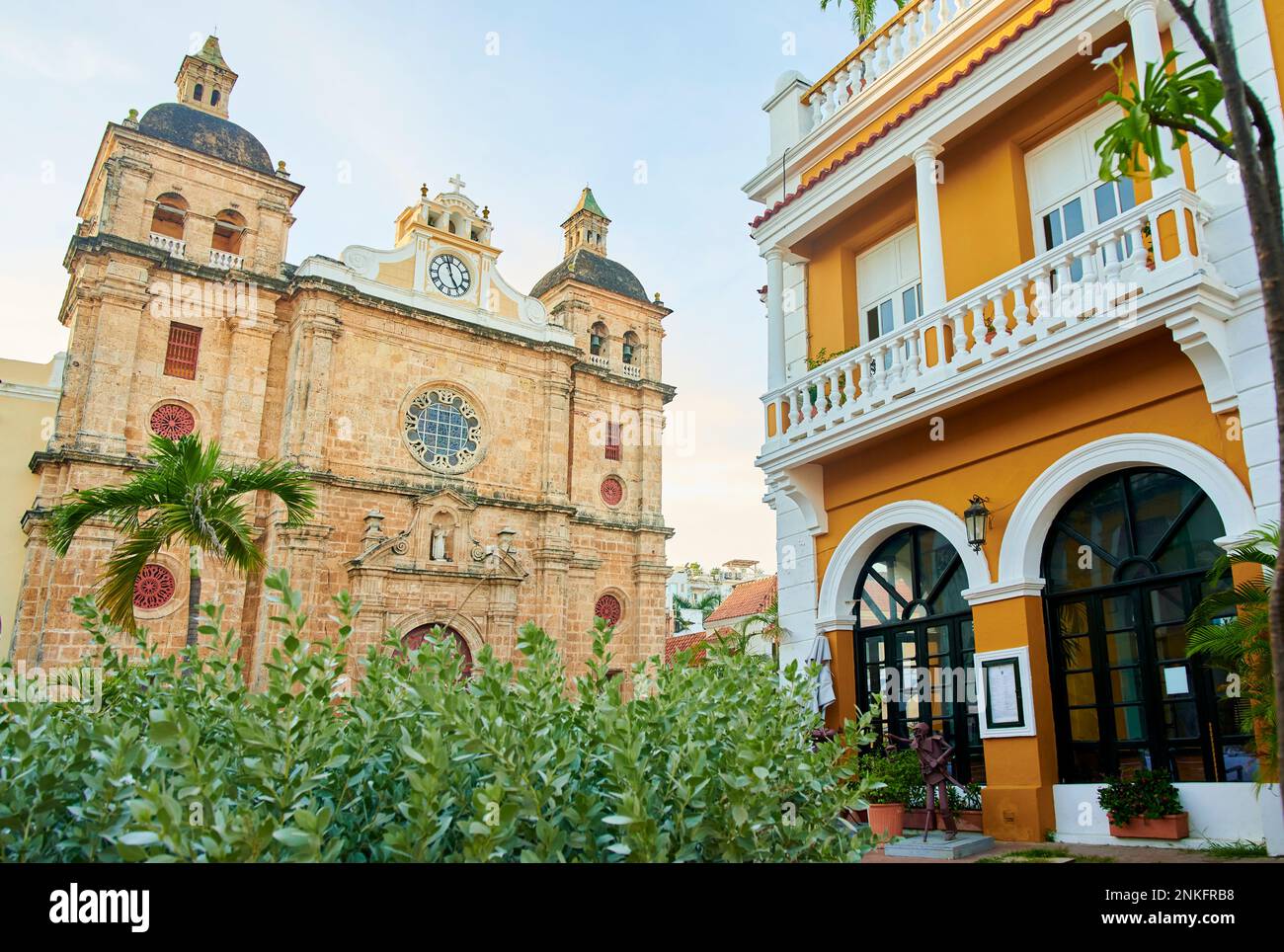 Kirche San Pedro Claver vor dem Gebäude unter klarem Himmel, Cartagena de Indias, Kolumbien Stockfoto