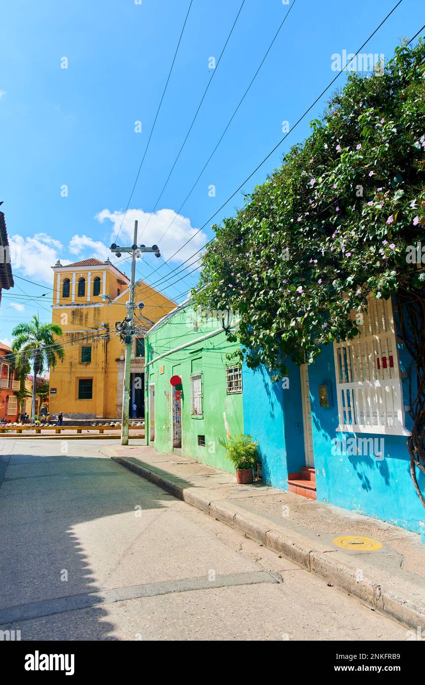 Farbenfrohe Häuser auf der Straße unter blauem Himmel, Cartagena de Indias, Kolumbien Stockfoto