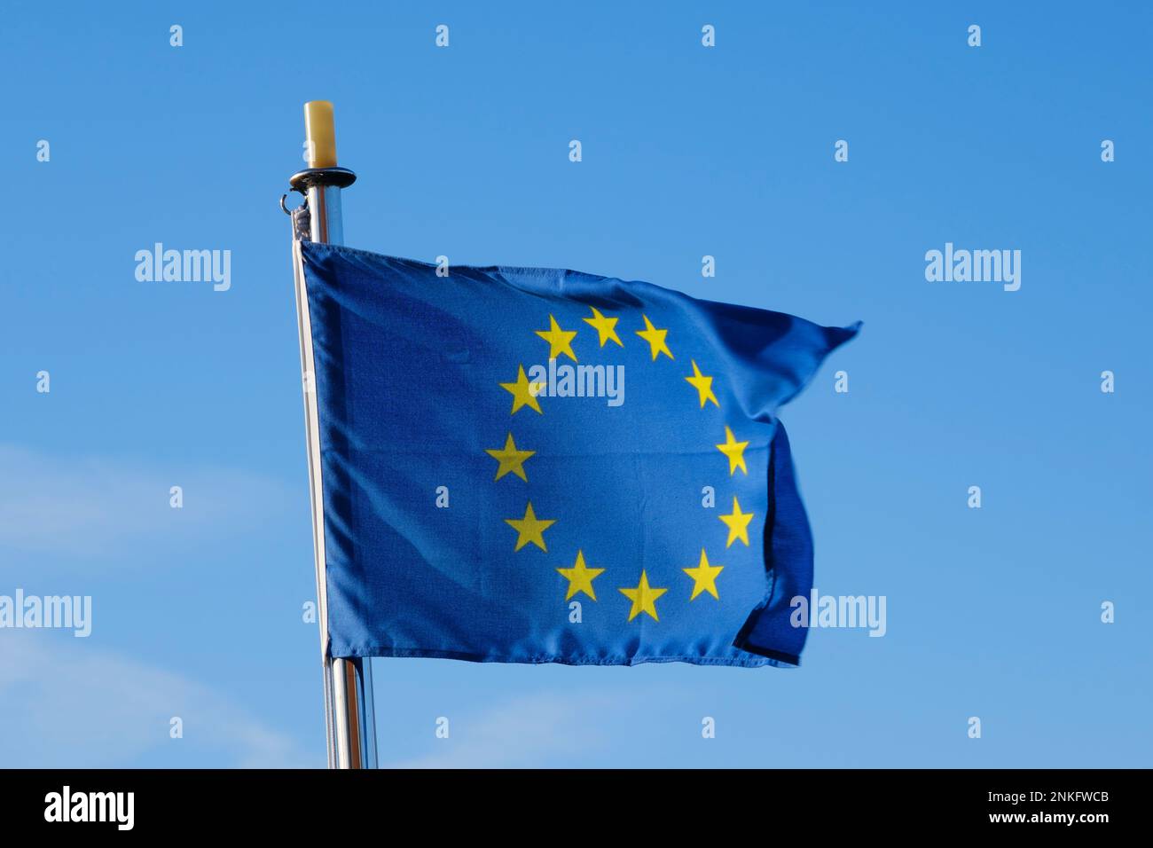 Die Flagge der Europäischen Union flattert gegen den Himmel Stockfoto