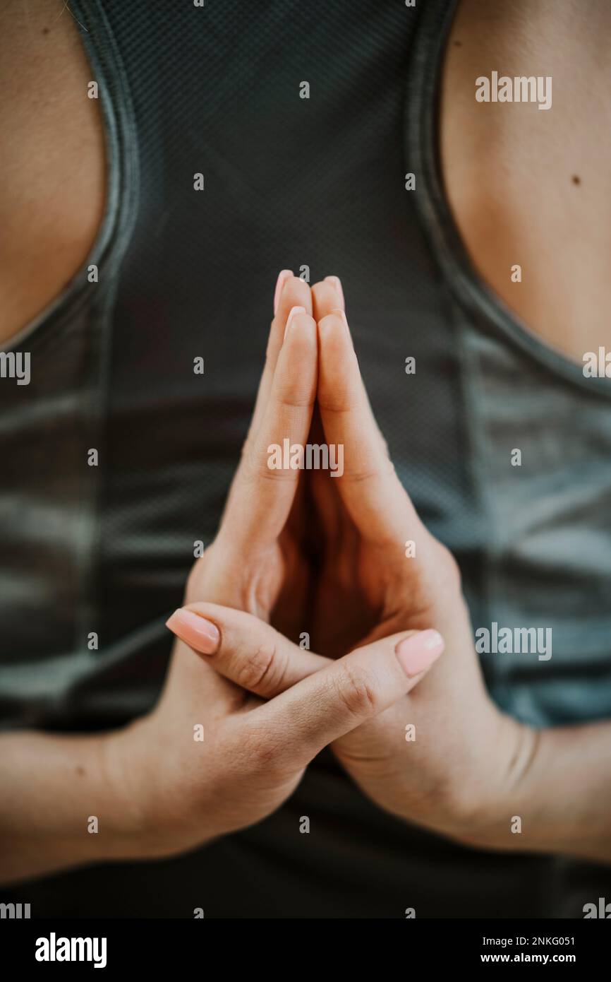 Eine Frau mit gefalteten Händen, die Paschim Namaskarasana macht Stockfoto