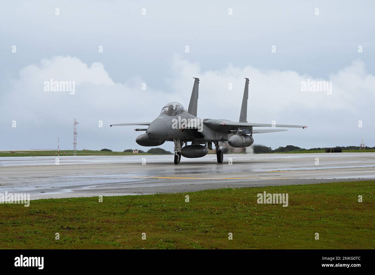 Japan Air-Self Defense Force Mitsubishi F-15J Taxis auf der Fluglinie während Cope North 23 am Andersen Air Force Base, Guam, 21. Februar 2023. Die Vereinigten Staaten, Australien und Japan nutzen die Interoperabilität während COPE North 23 durch eine agile, integrierte Erzeugung von Luftstrom von verstreuten Standorten im Indo-Pacific, was die Widerstandsfähigkeit und Überlebensfähigkeit der Koalition in einer umstrittenen Umgebung demonstriert. (USA Air National Guard – Foto von Senior Airman Christa Anderson) Stockfoto
