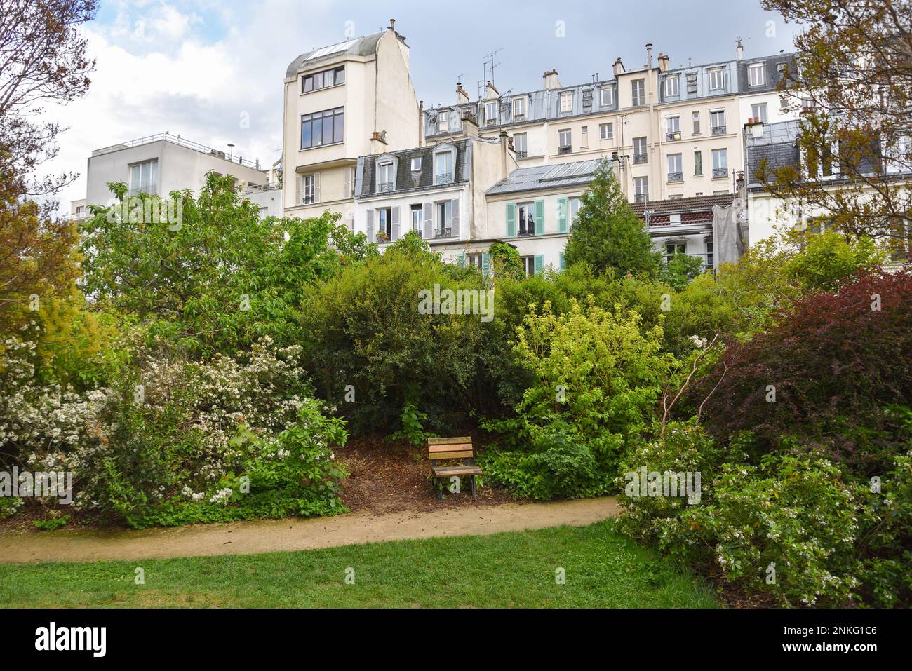 Park und traditionelle Pariser Apartmentgebäude in Paris, Frankreich Stockfoto