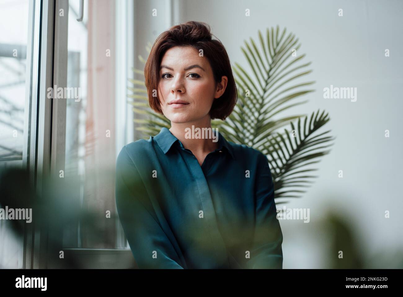 Junge Geschäftsfrau mit kurzen Haaren im Büro Stockfoto