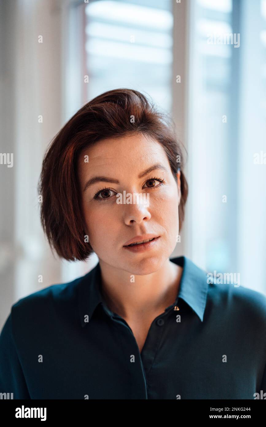 Geschäftsfrau mit kurzen Haaren im Büro Stockfoto