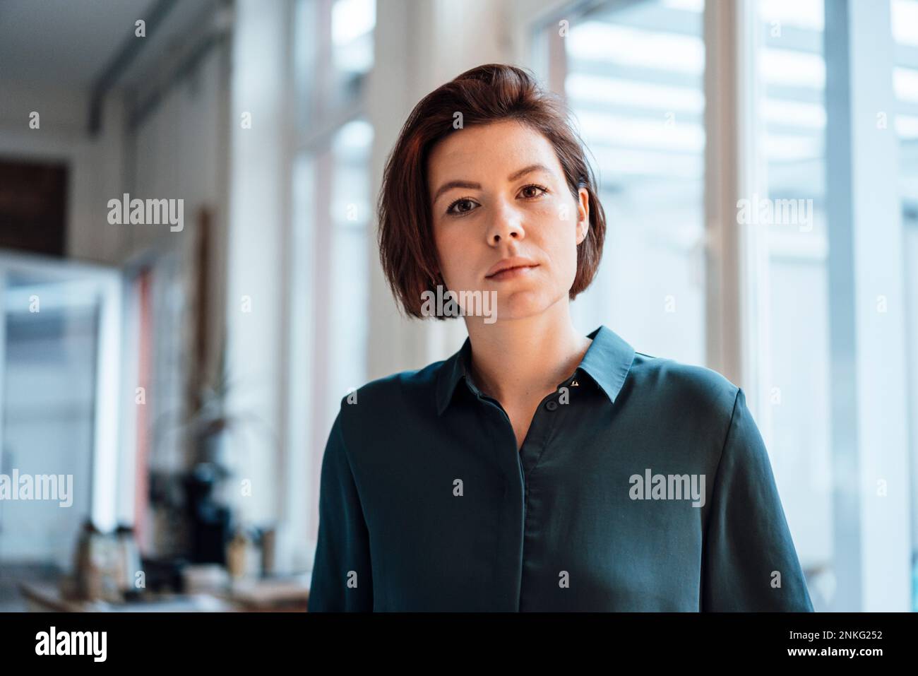 Junge Geschäftsfrau mit kurzen Haaren im Büro Stockfoto