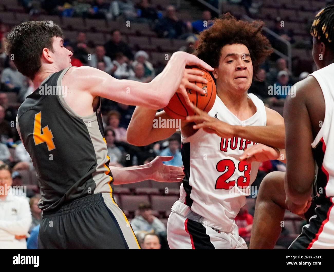 Aliquippa High School's Cameron Lindsey (23) battles Devon Prep's Lucas Orchard (4) for the ball in the PIAA boys' Class 3A high school state basketball championship Saturday, March 26, 2022, in Hershey, Pa. (Emily Matthews/Pittsburgh Post-Gazette via AP) Stockfoto