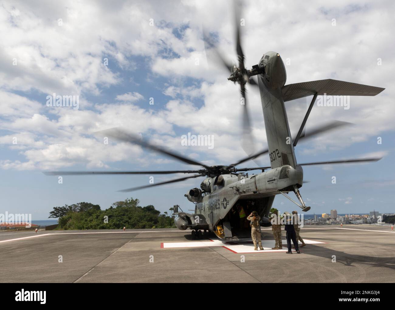 EIN US-AMERIKANISCHER Marine Corps CH-53E Super Hallion zugewiesen zu Marine Heavy Helicopter Squadron (HMH) 465, Marine Aircraft Group 36, 1. Marine Aircraft Wing landet mit simulierten Verletzten im Naval Hospital Okinawa während der Jungle Warfare Übung (JWX) 23,1 in Camp Foster, Okinawa, Japan, 16. Februar 2023. JWX 23,1 ist eine groß angelegte Übung vor Ort, die darauf ausgerichtet ist, die integrierten Fähigkeiten gemeinsamer und verbundener Partner zu nutzen, um das Bewusstsein für alle Bereiche, Manöver und Brände in einer verteilten maritimen Umgebung zu stärken. (USA Marinekorps Foto von Lance CPL. Thalia Rivera) Stockfoto