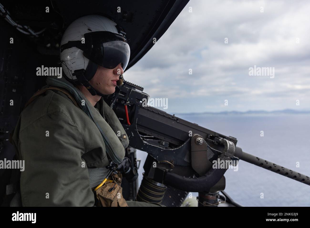 USA Cole Pickard, ein UH-1Y-Giftmannschaftschef, dem Marine Light Attack Helicopter Squadron (HMLA) 267 zugeteilt, scannt den Horizont während der Jungle Warfare Exercise (JWX) 23,1 vor der Küste von Okinawa, Japan, am 16. Februar 2023. JWX 23,1 ist eine groß angelegte Übung vor Ort, die darauf ausgerichtet ist, die integrierten Fähigkeiten gemeinsamer und verbundener Partner zu nutzen, um das Bewusstsein für alle Bereiche, Manöver und Brände in einer verteilten maritimen Umgebung zu stärken. (USA Marinekorps Foto von CPL. Kyle Chan) Stockfoto