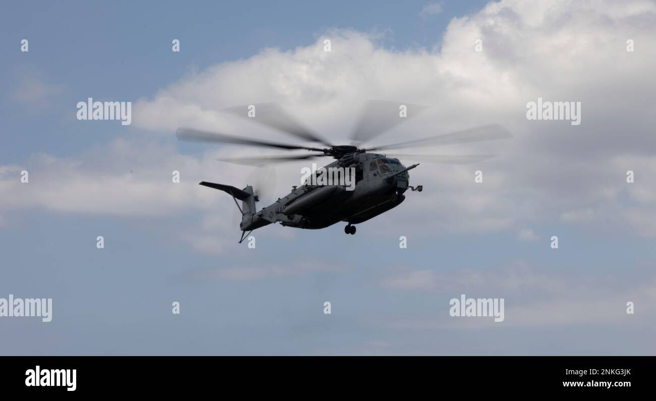 EIN US-AMERIKANISCHER Marine Corps CH-53E Super-Hengst zugewiesen zu Marine Heavy Helicopter Squadron (HMH) 465, Marine Aircraft Group 36, 1. Marine Aircraft Wing, bereitet sich auf das Entladen simulierter Verletzte im Naval Hospital Okinawa während der Jungle Warfare Übung (JWX) 23,1 in Camp Foster, Okinawa, Japan, 16. Februar 2023 vor. JWX 23,1 ist eine groß angelegte Übung vor Ort, die darauf ausgerichtet ist, die integrierten Fähigkeiten gemeinsamer und verbundener Partner zu nutzen, um das Bewusstsein für alle Bereiche, Manöver und Brände in einer verteilten maritimen Umgebung zu stärken. (USA Marinekorps Foto von Lance CPL. Thalia Rivera) Stockfoto