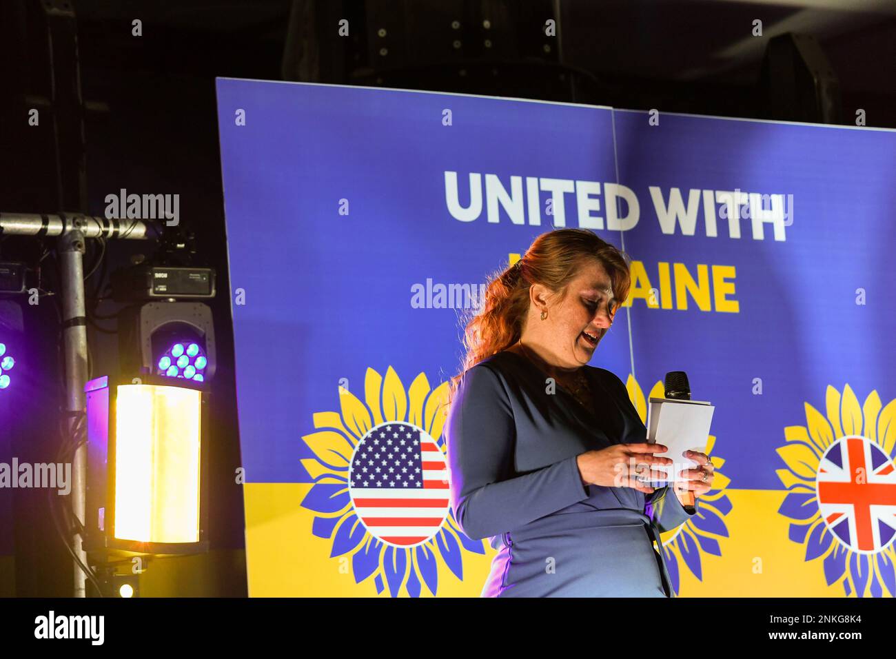 London, Vereinigtes Königreich, 23. Februar 2023, fand Am Trafalgar Square Anlässlich des Jahrestages der russischen Invasion in der Ukraine Eine Nachtwache statt. Die Menschenmassen füllten den Platz mit Blau und Gelb, während Musik und Tanz zwischen den Reden der Politiker stattfanden. DIE US-Botschaft und die ukrainische Botschaft in London organisierten die Vigil., Andrew Lalchan Photography/Alamy Live News Stockfoto