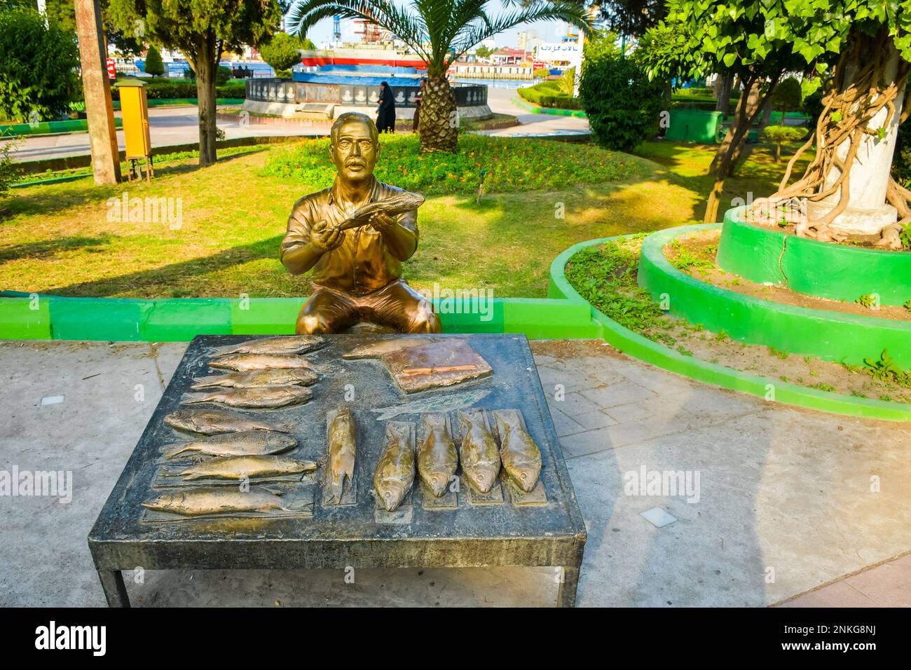 Bandar Anzali, Iran - 10. juni 2022: Fischerstatue bietet Fisch im