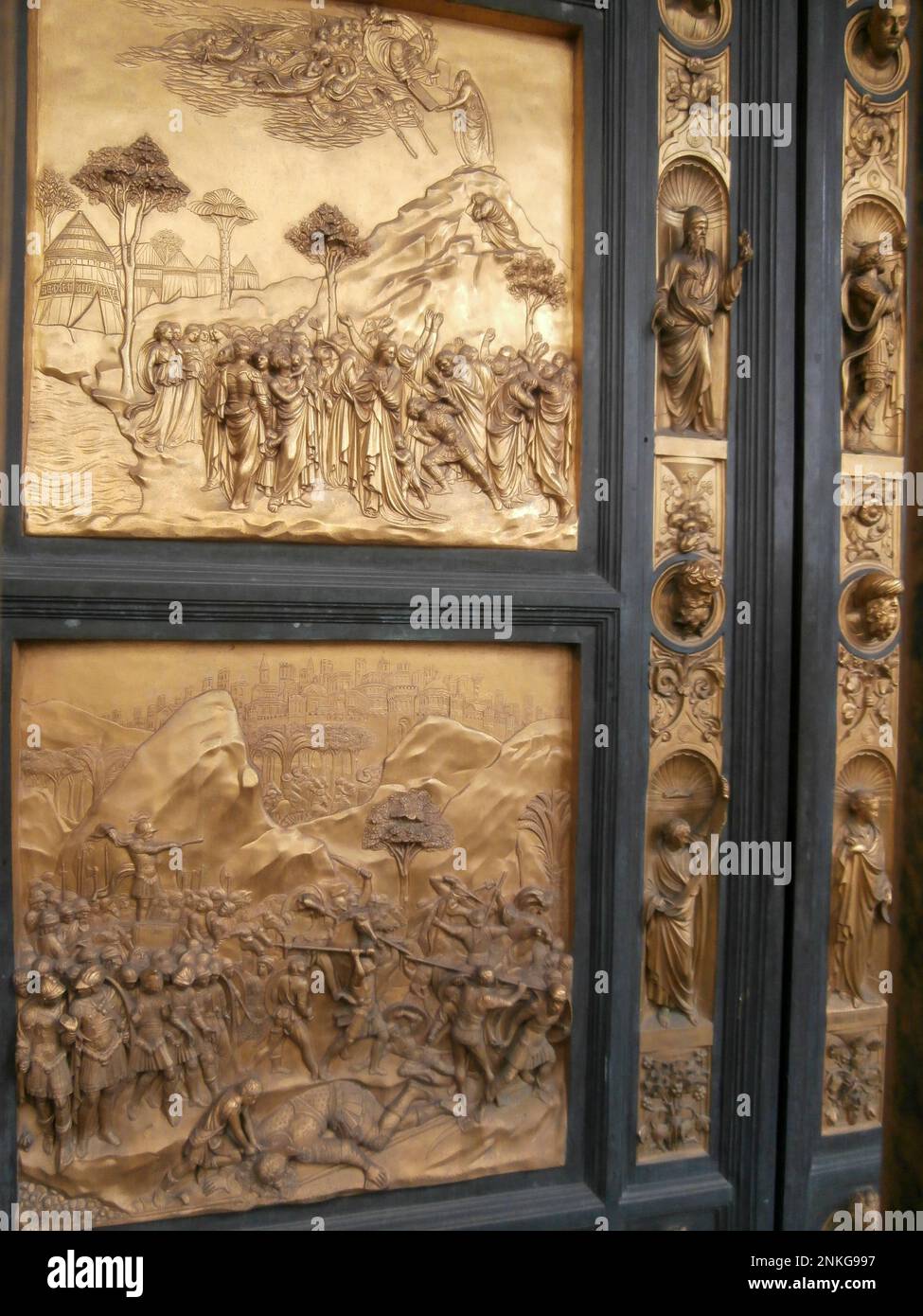 Die Tore des Paradieses von Lorenzo Ghiberti, 1452, vergoldete Bronze, von Santa Maria del Fiore in der Kathedrale des Baptisteriums in Florenz, Osttor, Florenz, Italien Stockfoto