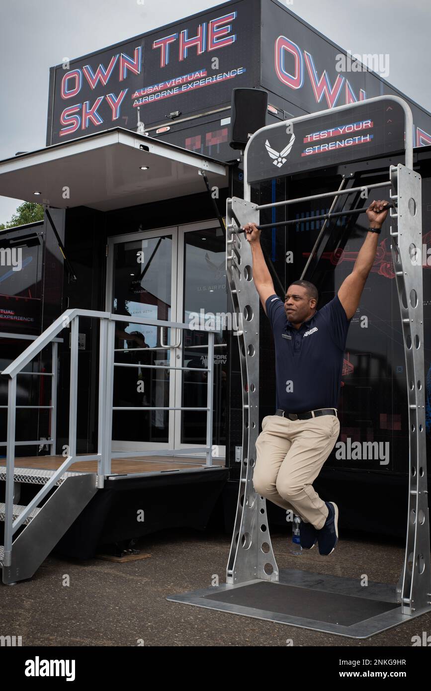 Hauptfeldwebel Efrem Swoope, Rekrutierungsoffizier für den 179. Luftwaffenflügel, spricht über seine Erfahrung in der Air National Guard, während er den Krafttest in einem Rekrutierungszelt der Air National Guard beim Requests and Pistons Festival in Akron, Ohio, am 14. August 2022 durchführte. MSgt Swoope glaubt, dass der größte Vorteil der Arbeit bei der Air National Guard die Kultur ist, die unsere Mitglieder geschaffen haben, während sie sich um einander und die lokale Gemeinschaft kümmern. Stockfoto