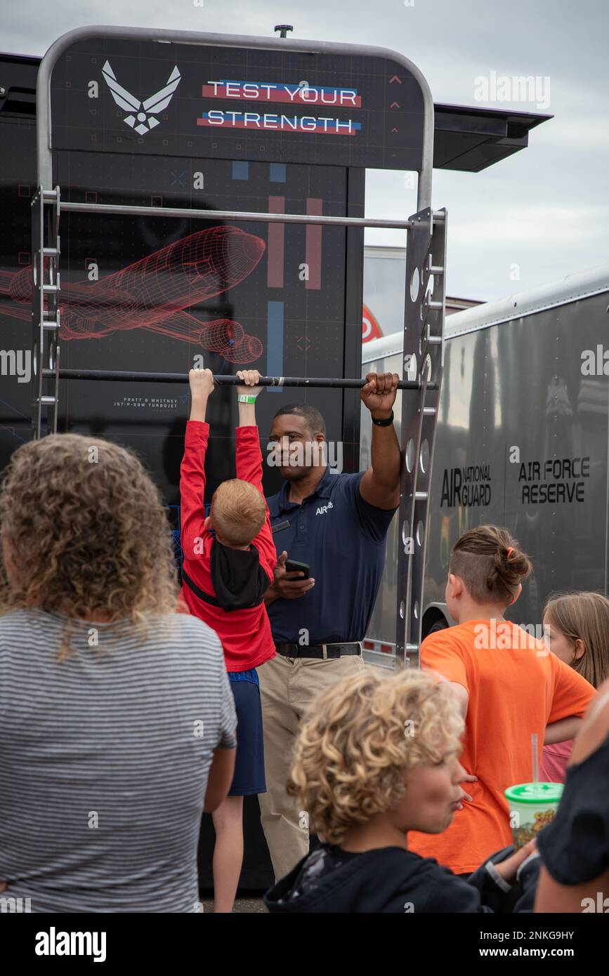 Hauptfeldwebel Efrem Swoope, Rekrutierungsoffizier für den 179. Luftwaffenflügel, spricht über seine Erfahrung in der Air National Guard, während er den Krafttest in einem Rekrutierungszelt der Air National Guard beim Requests and Pistons Festival in Akron, Ohio, am 14. August 2022 durchführte. MSgt Swoope glaubt, dass der größte Vorteil der Arbeit bei der Air National Guard die Kultur ist, die unsere Mitglieder geschaffen haben, während sie sich um einander und die lokale Gemeinschaft kümmern. Stockfoto