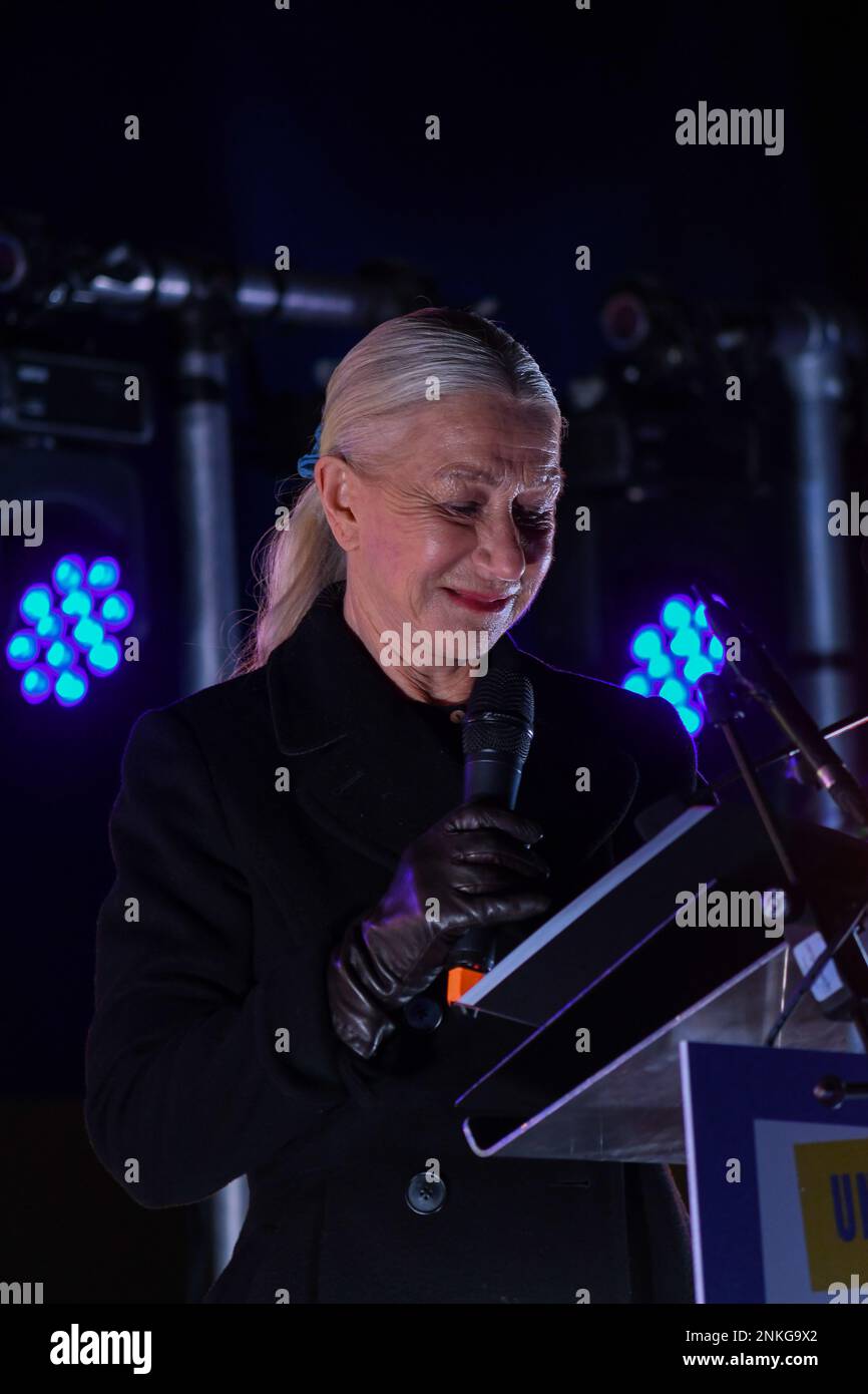 London, Vereinigtes Königreich, 23. Februar 2023, fand Am Trafalgar Square Anlässlich des Jahrestages der russischen Invasion in der Ukraine Eine Nachtwache statt. Die Menschenmassen füllten den Platz mit Blau und Gelb, während Musik und Tanz zwischen den Reden der Politiker stattfanden. DIE US-Botschaft und die ukrainische Botschaft in London organisierten die Vigil., Andrew Lalchan Photography/Alamy Live News Stockfoto
