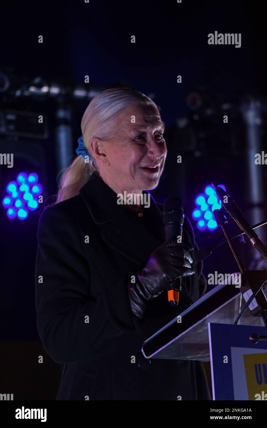 London, Vereinigtes Königreich, 23. Februar 2023, fand Am Trafalgar Square Anlässlich des Jahrestages der russischen Invasion in der Ukraine Eine Nachtwache statt. Die Menschenmassen füllten den Platz mit Blau und Gelb, während Musik und Tanz zwischen den Reden der Politiker stattfanden. DIE US-Botschaft und die ukrainische Botschaft in London organisierten die Vigil., Andrew Lalchan Photography/Alamy Live News Stockfoto