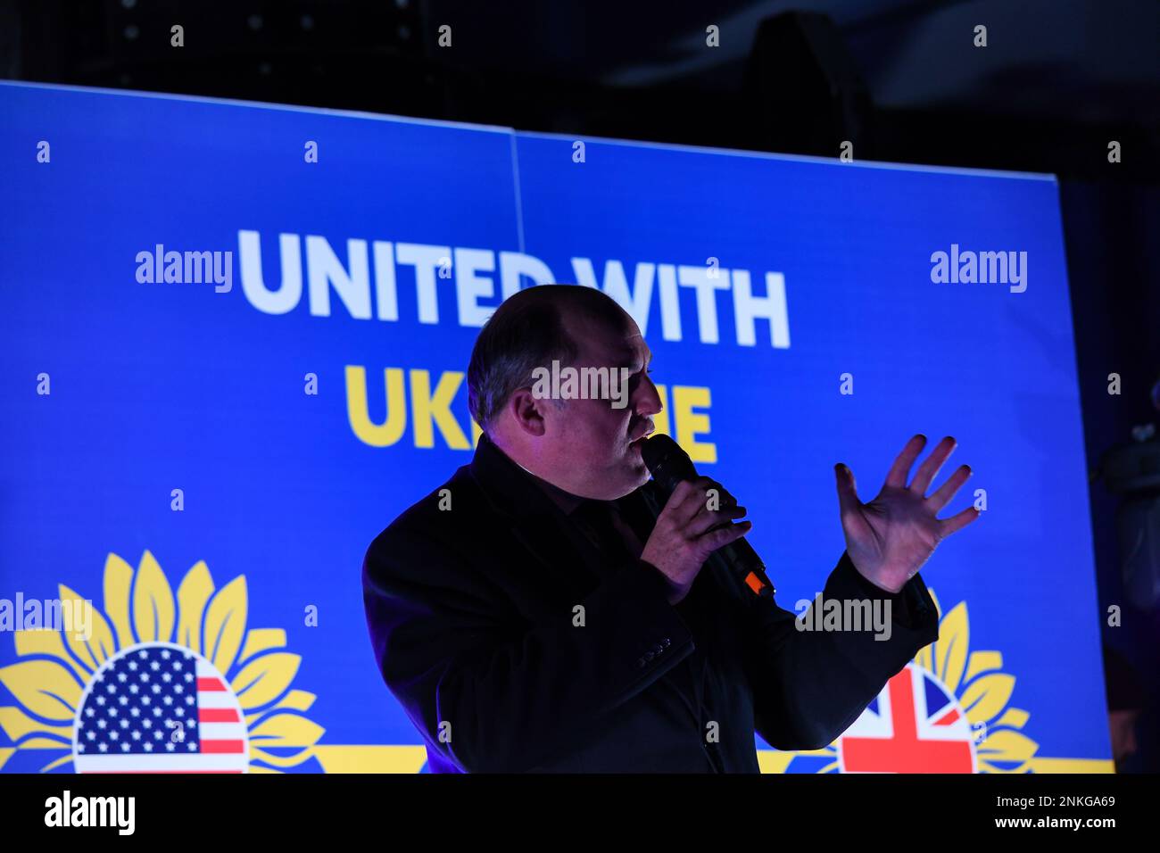 London, Vereinigtes Königreich, 23. Februar 2023, fand Am Trafalgar Square Anlässlich des Jahrestages der russischen Invasion in der Ukraine Eine Nachtwache statt. Die Menschenmassen füllten den Platz mit Blau und Gelb, während Musik und Tanz zwischen den Reden der Politiker stattfanden. DIE US-Botschaft und die ukrainische Botschaft in London organisierten die Vigil., Andrew Lalchan Photography/Alamy Live News Stockfoto