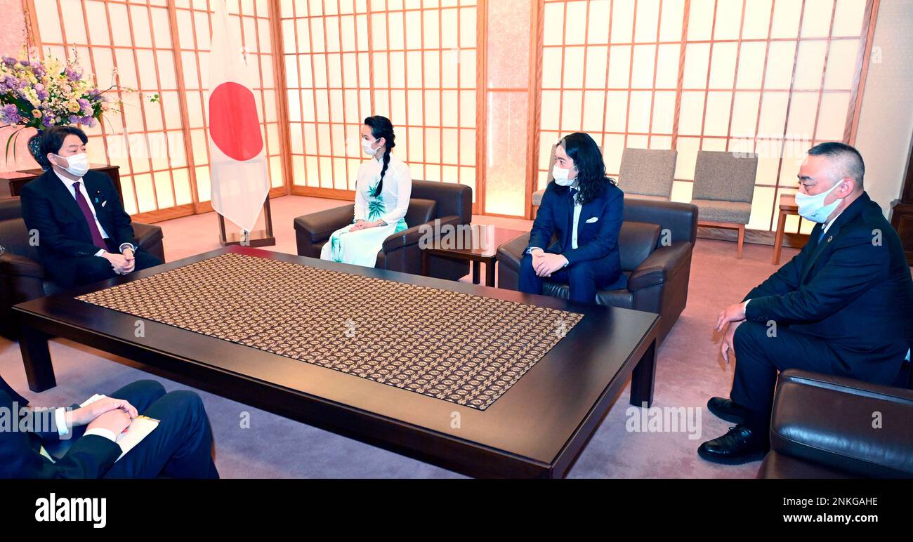 Phongchi (2nd from L), a Japanese idol of Vietnamese descent, visits