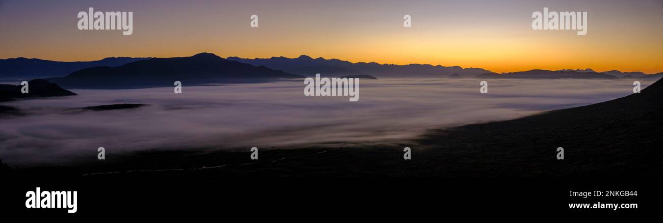 Malerischer Blick auf die Langeberg Bergkette bei Sonnenaufgang Stockfoto