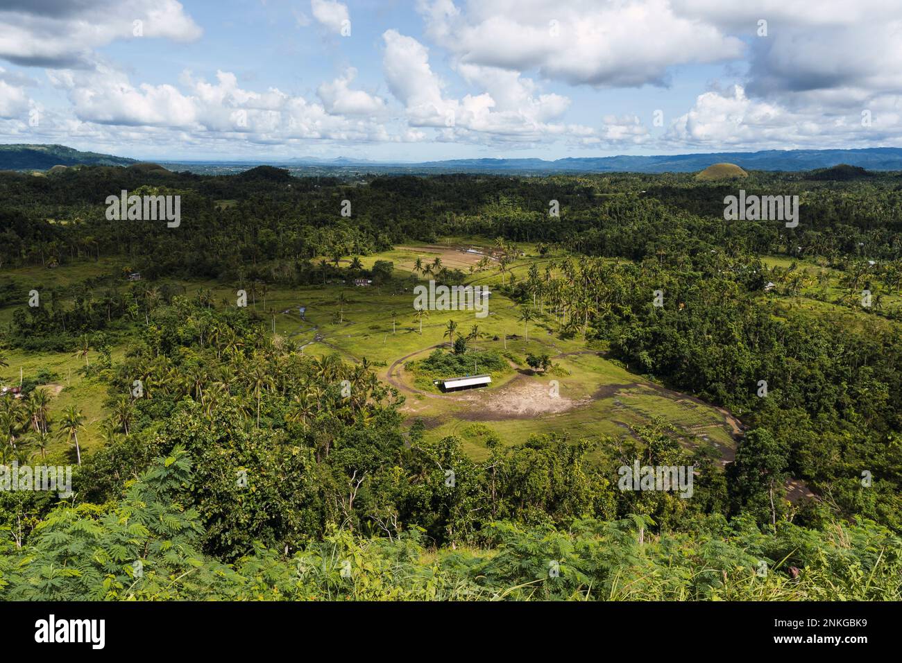 Malerischer Blick auf die Schokoladenberge unter bewölktem Himmel, Bohol, Philippinen Stockfoto