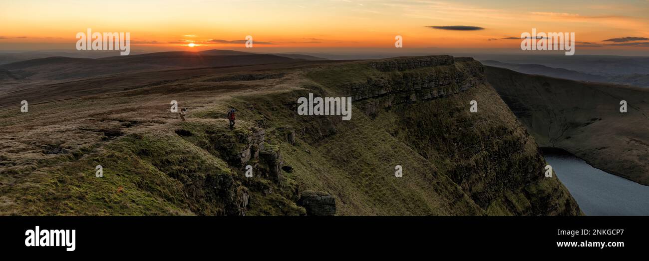 Ein Mann am Rande von Picws Du, Brecon Beacons, Wales Stockfoto