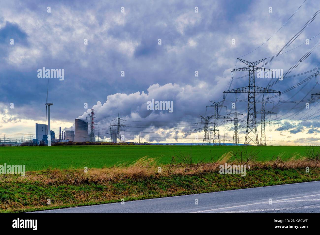 Deutschland, Nordrhein-Westfalen, Bergheim, Lignitenkraftwerk, von der Straße aus gesehen Stockfoto