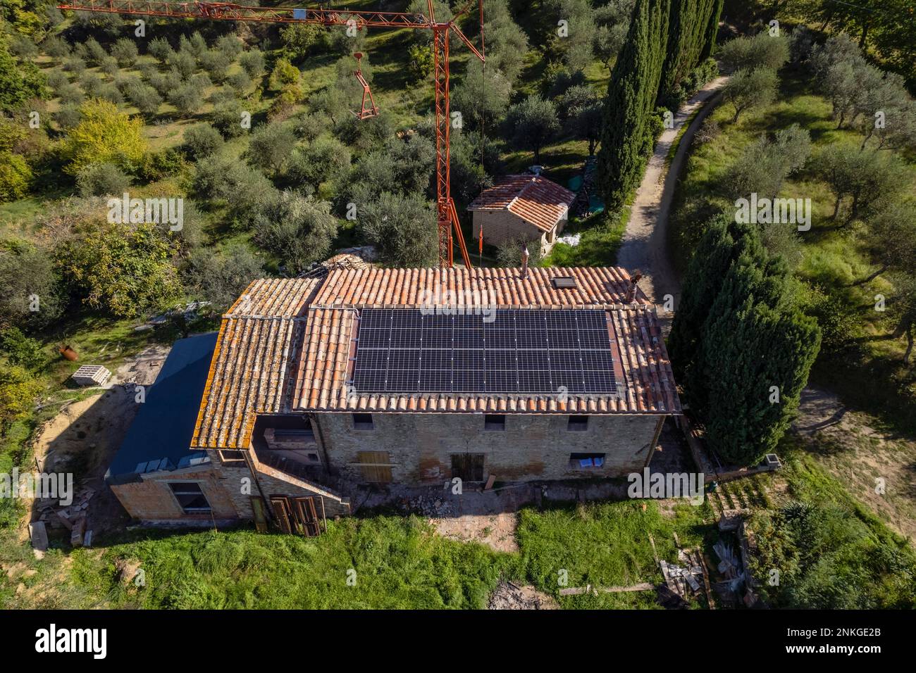 Luftaufnahme des Hauses mit Sonnenkollektoren Stockfoto