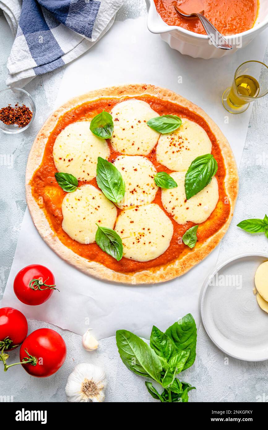 Frisch zubereitete Pizza mit Minzblättern auf dem Tisch Stockfoto