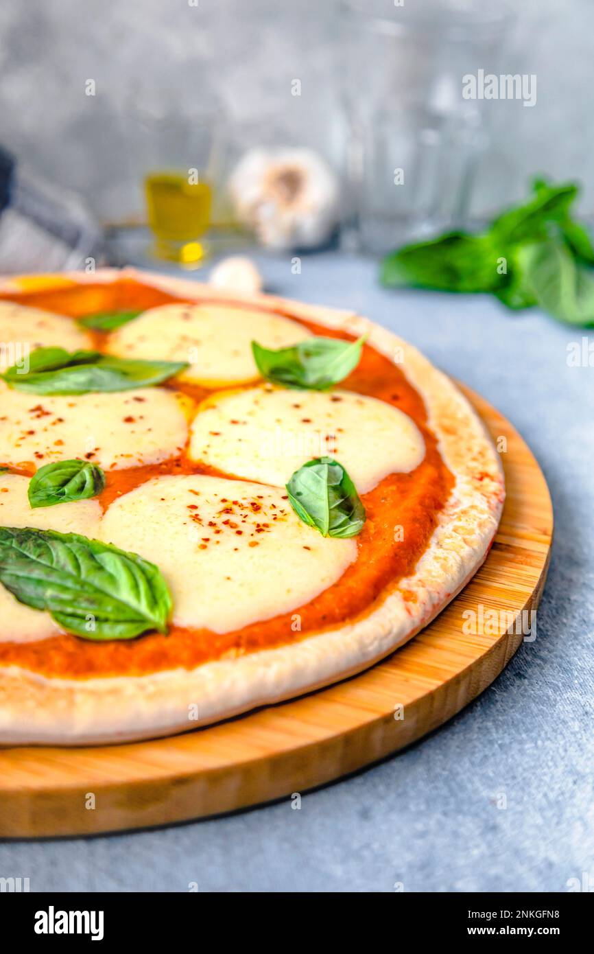 Frisch zubereitete Pizza auf dem Tisch Stockfoto
