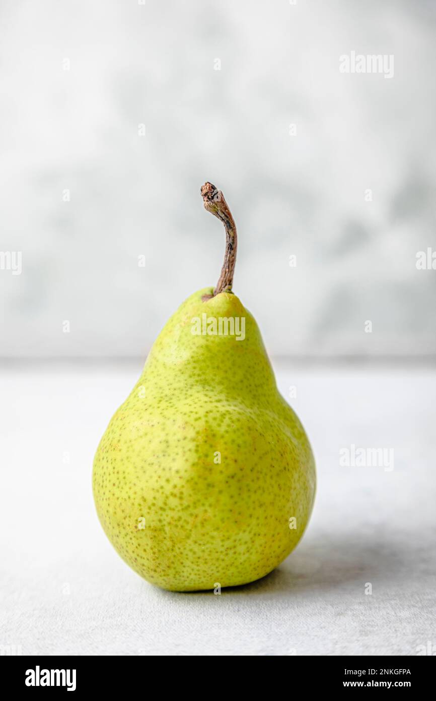 Frische Birne auf dem Tisch Stockfoto