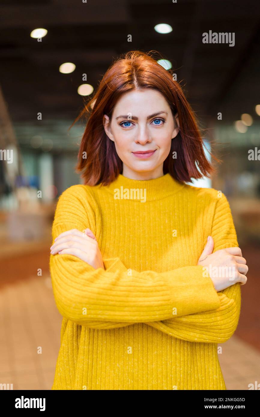 Zuversichtlich Geschäftsfrau Stand mit verschränkten Armen Stockfoto