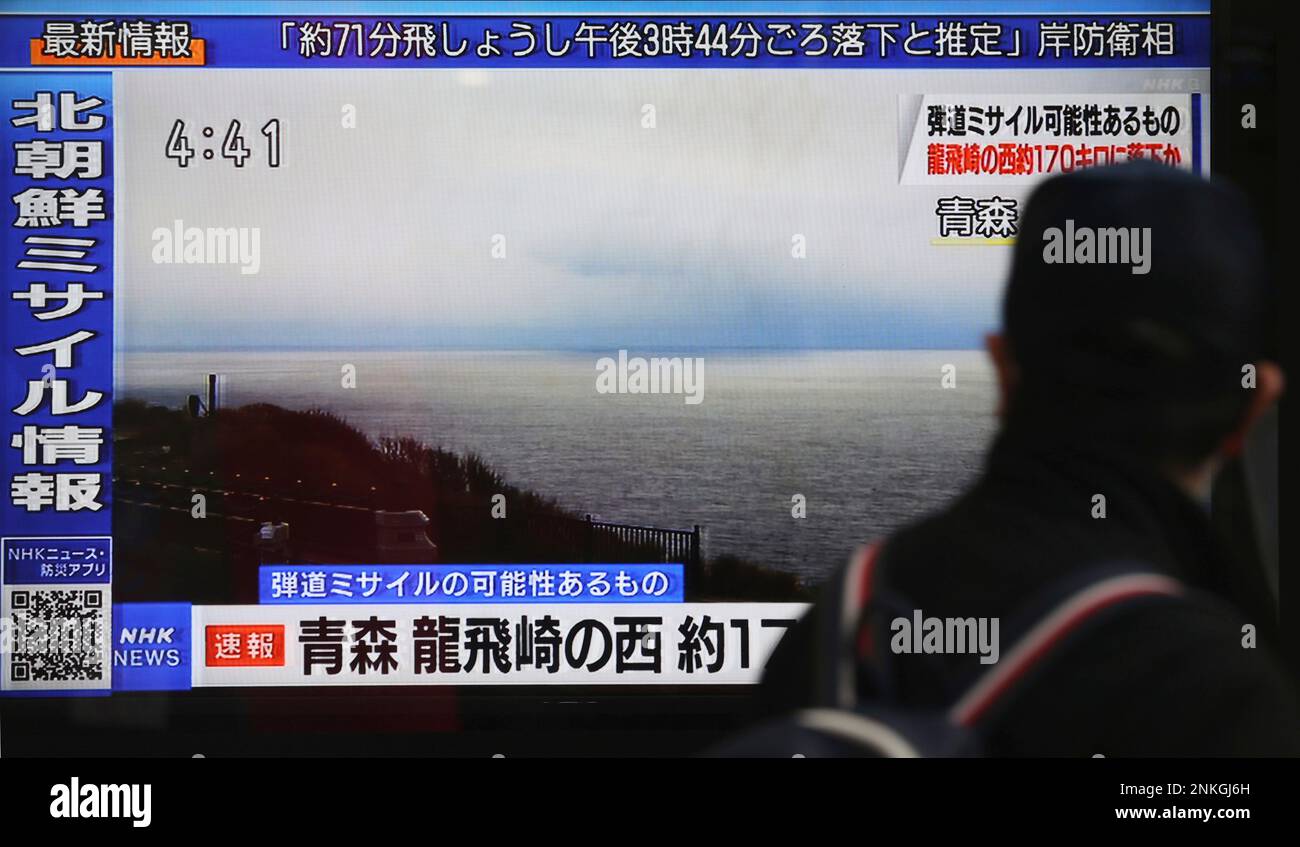 TV on the street shows the news of a missiles launched from North Korea in Chiyoda Ward, Tokyo on March 24, 2022. The missile is believed to have fallen into the exclusive economic zone (EEZ) 150 km west of Hokkaido. South Korea determined that it is an intercontinental ballistic missile (ICBM).( The Yomiuri Shimbun via AP Images ) Stockfoto