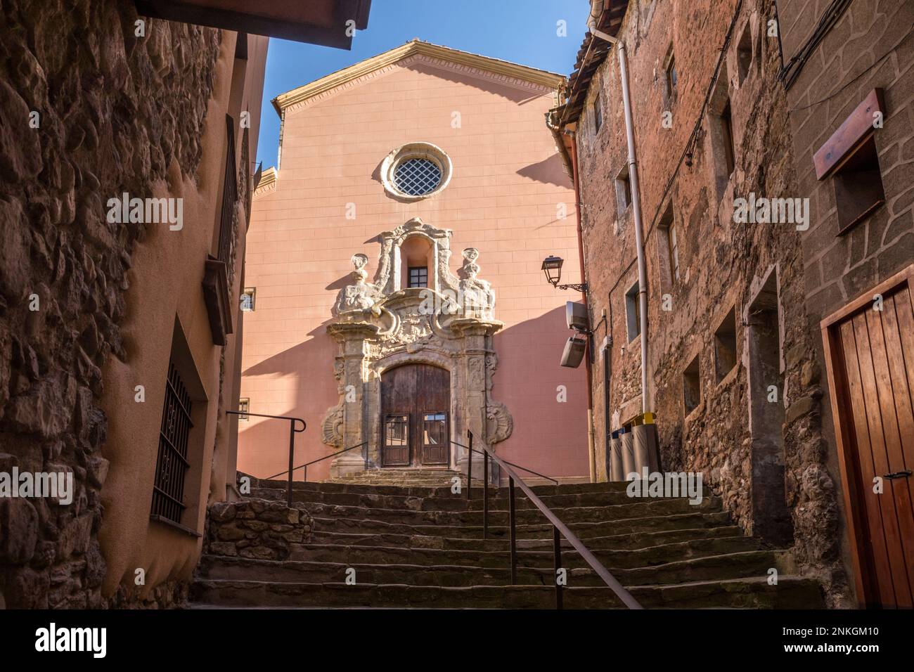 Spanien, Katalonien, La Pobla de Lillet, Stufen vor dem Eingang der Kirche Iglesia de Santa Maria Stockfoto