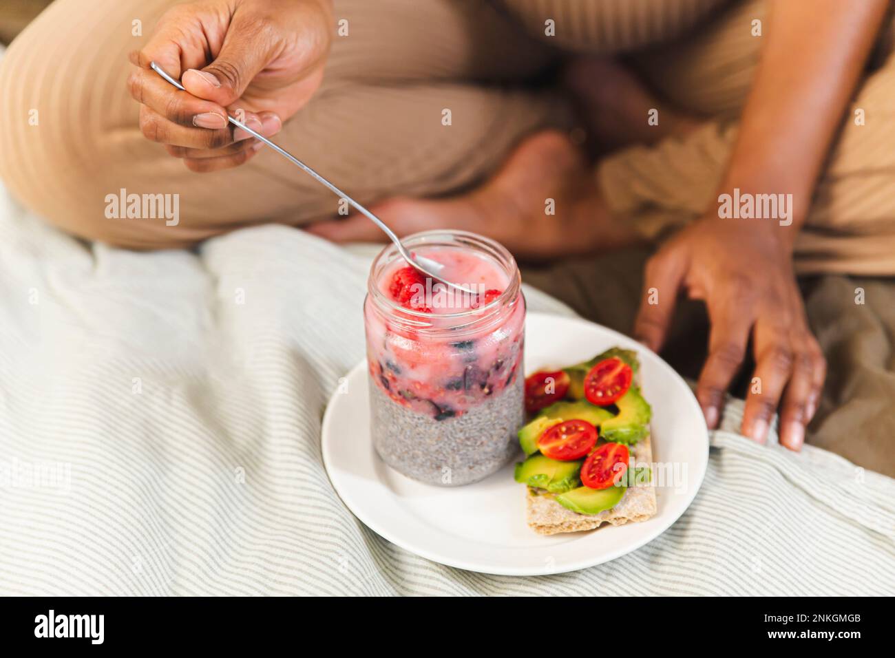 Frau, die ein gesundes Frühstück im Bett isst Stockfoto