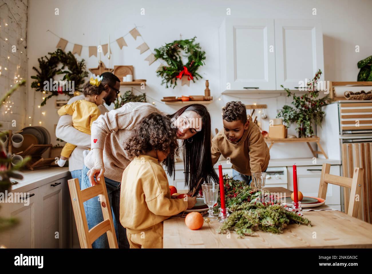 Glückliche Familie, die zu Weihnachten Zeit in der Küche verbringt Stockfoto
