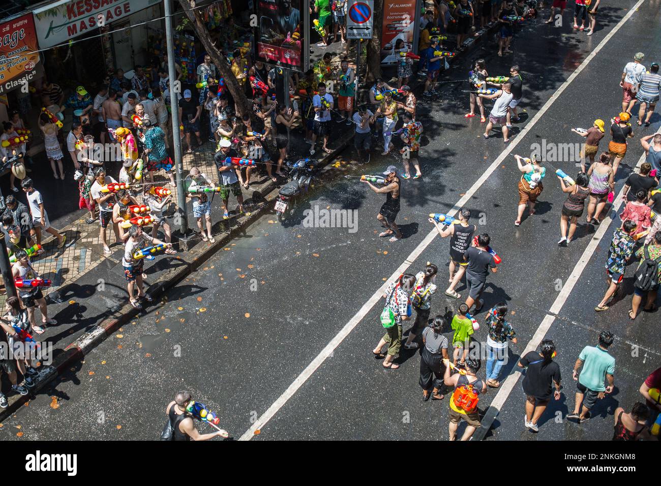 Bangkok, THAILAND - 13. APRIL 2018: Menschen auf den Straßen von Bangkok feiern den ersten Tag des Songkran Festivals, thailändische Neujahrsfeiern. Stockfoto