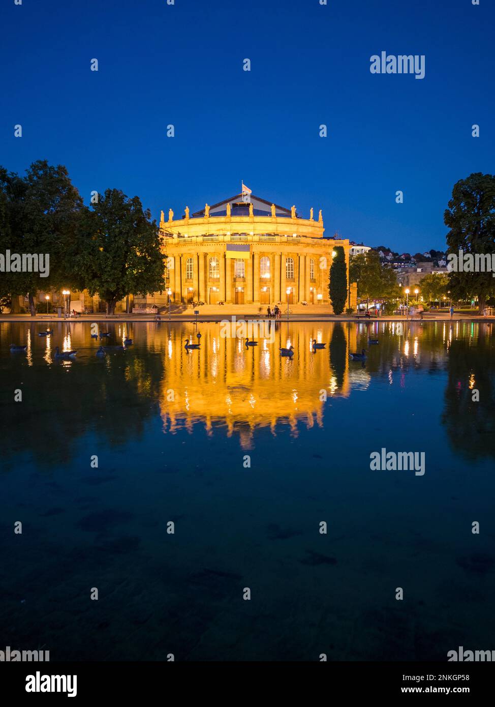Reflexion des Staatstheaters Stuttgart im Nachtschatten im Wasser, Stuttgart Stockfoto