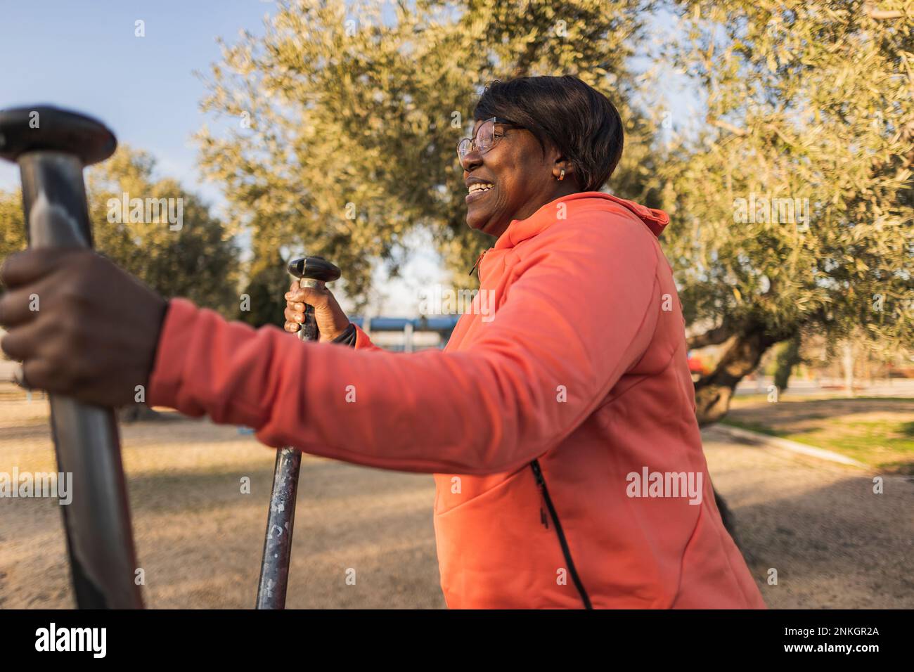 Seniorin, die im Park mit Outdoor-Ausrüstung trainiert Stockfoto